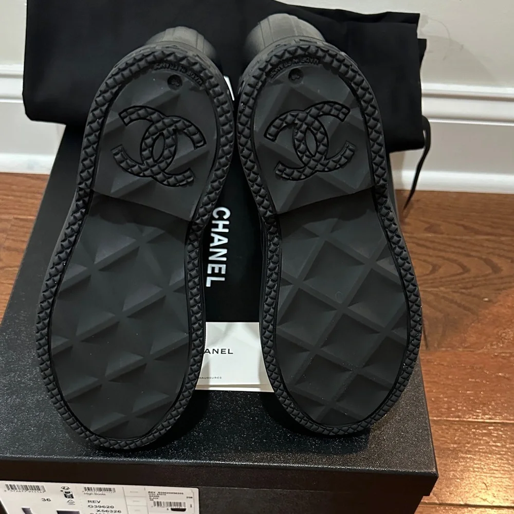 CHANEL Black Rain Boots with White CC Emblem Rare 36 BNIB Dustbags - Picture 7 of 11